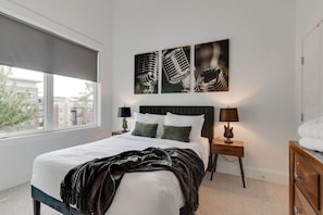 3 bedrooms, desk, iron/ironing board, travel crib