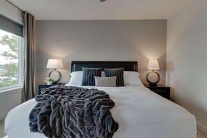 3 habitaciones, escritorio y tabla de planchar con plancha