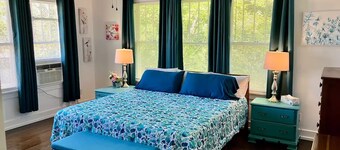 Upstairs @ Courthouse Square - Quirky