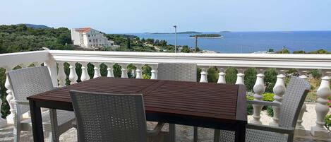 تناول الطعام بالخارج