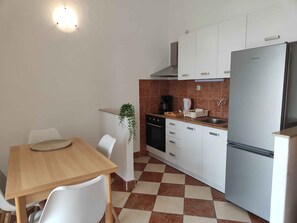 Fridge, oven, stovetop, coffee/tea maker