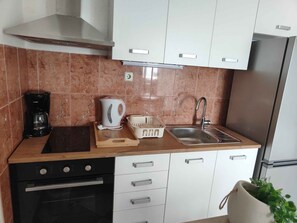 Fridge, oven, stovetop, cookware/dishes/utensils