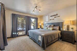 6 bedrooms, free WiFi, bed sheets - 6 King Bedrooms, swim spa hot tub, paved roads, close to trails (Lead)