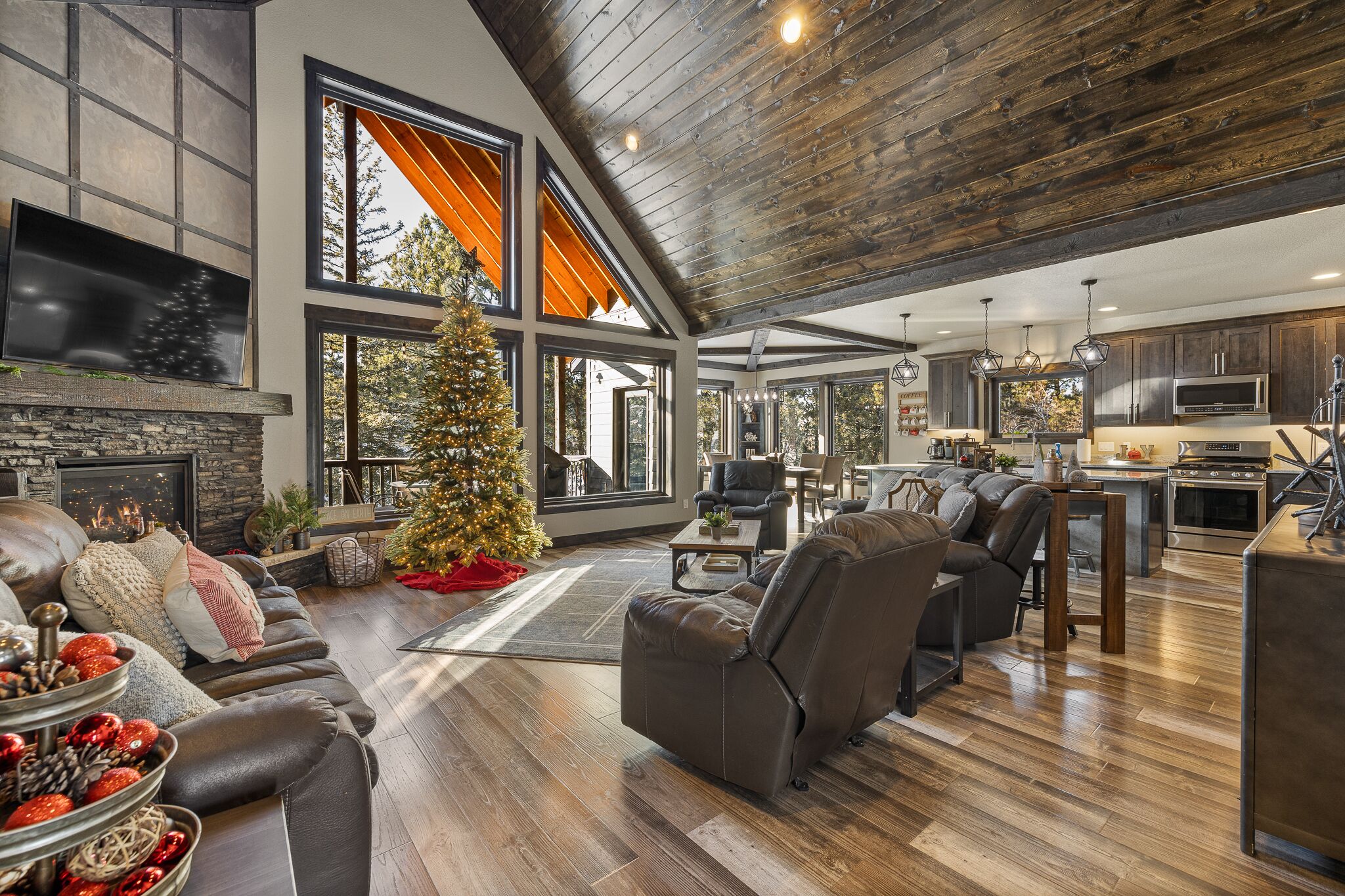 تلفزيون ذكي، مدفأة، ألعاب فيديو، كرة قدم الطاولة