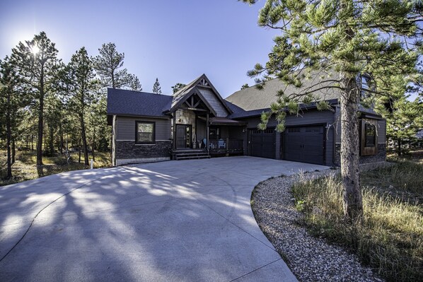 Exterior - 6 King Bedrooms, swim spa hot tub, paved roads, close to trails (Lead)