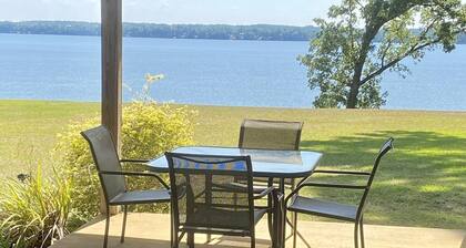 THE GEORGIA SHORES
Retreat on Lake Eufaula. Pet Friendly! Kayak's available.