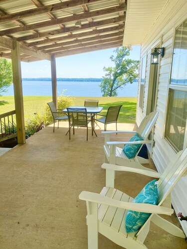 THE GEORGIA SHORES
 Retreat on Lake Eufaula. Pet Friendly! Kayak's available.