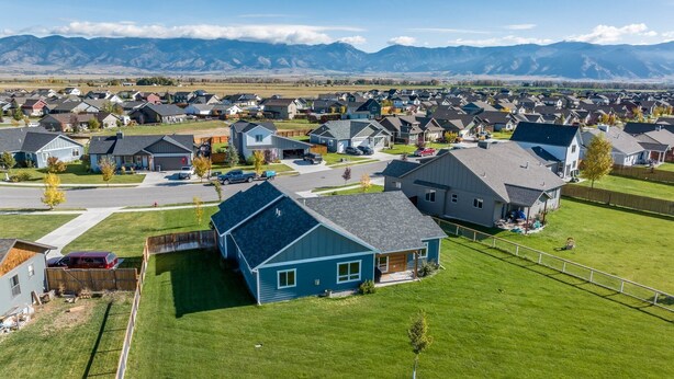 A residential area with houses, a clear sky, and mountains in the background. - Mountain Views, Single family home near airport. Skyview Retreat! (Belgrade)