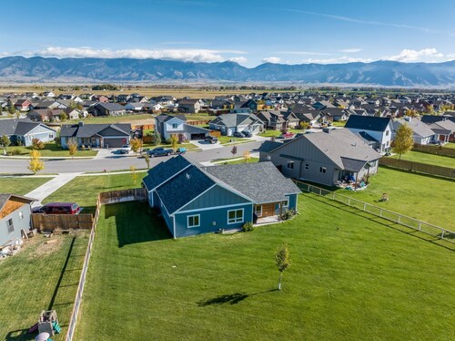 Mountain Views, Single family home near airport. Skyview Retreat!