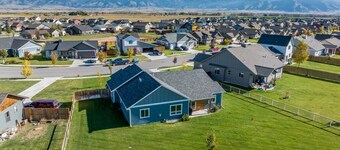 Mountain Views, Single family home near airport. Skyview Retreat!