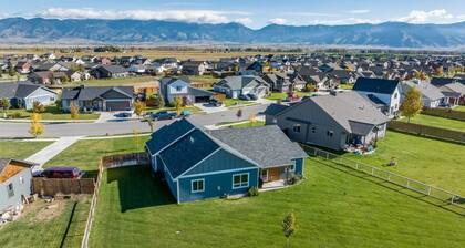 Mountain Views, Single family home near airport. Skyview Retreat!