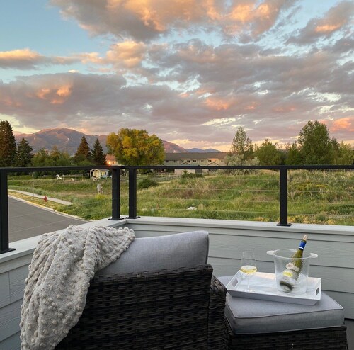 Dog Friendly Townhouse, minutes to MSU & Downtown Bozeman! Welcome Home!