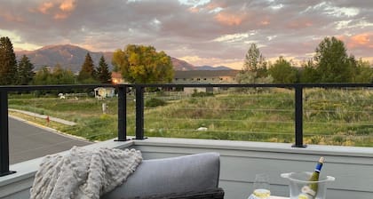 Dog Friendly Townhouse, minutes to MSU & Downtown Bozeman! Welcome Home!