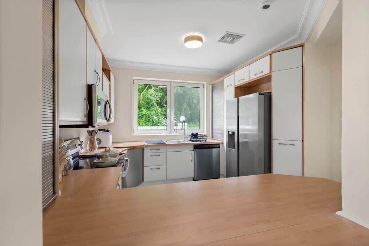 Refrigerador, cafetera y tetera y utensilios de cocina 