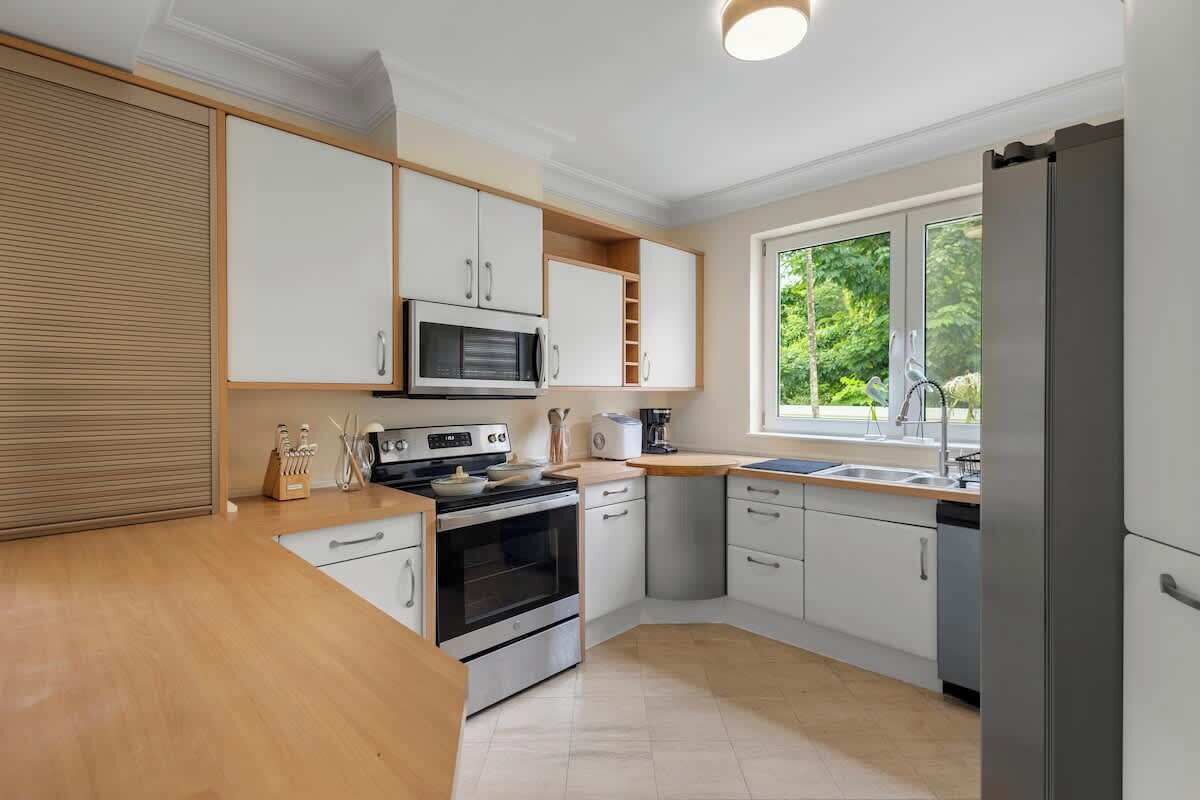 Frigorífico, cafetera o tetera y utensilios de cocina