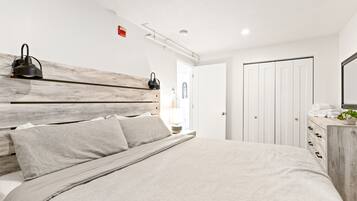 2 bedrooms, travel crib, free WiFi, bed sheets