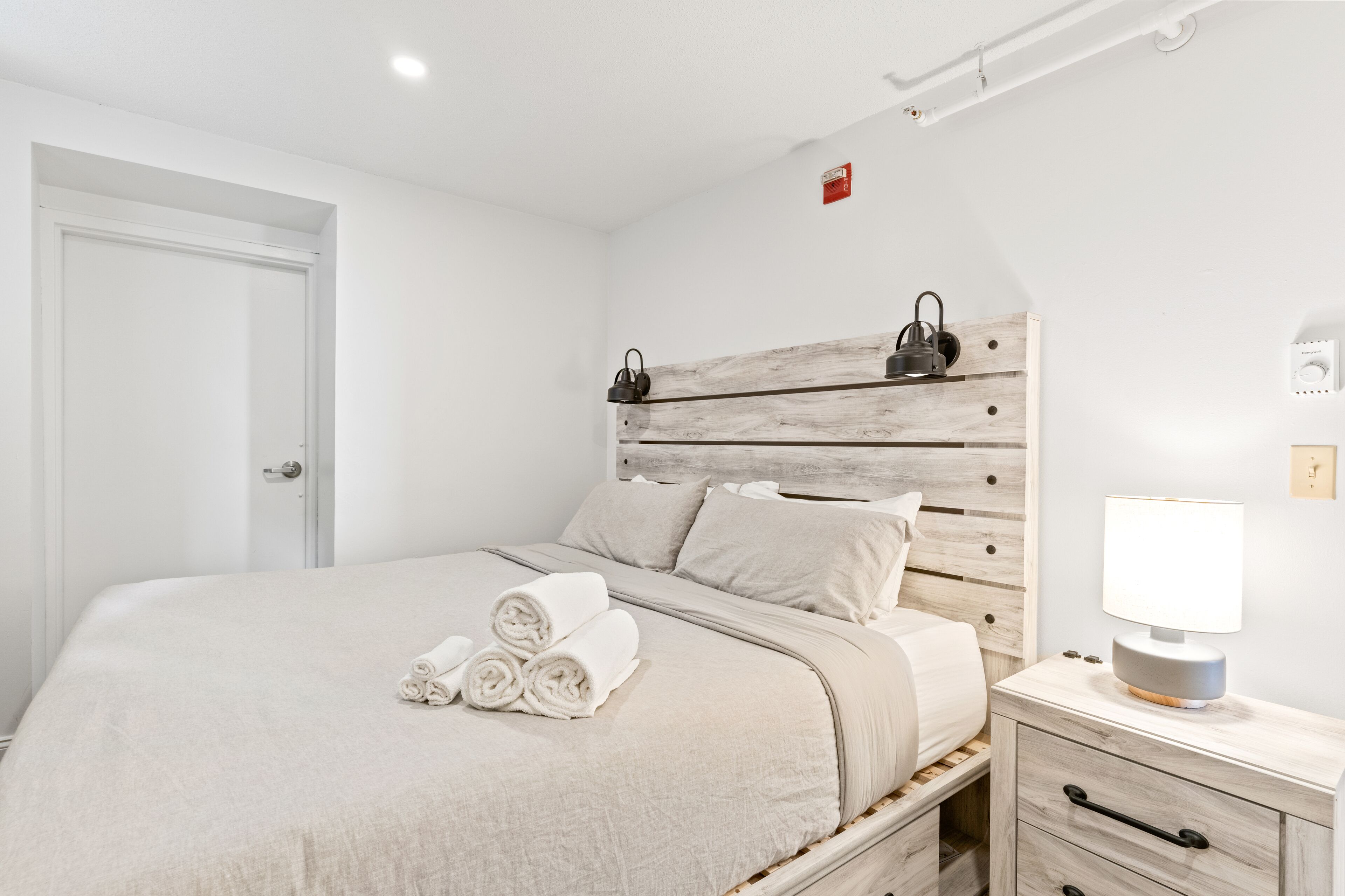 2 bedrooms, travel crib, free WiFi, bed sheets