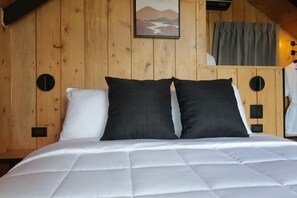 Cabin phong cách lãng mạn, bồn tắm nước nóng, quang cảnh núi | 1 phòng ngủ, màn/rèm cản sáng, bàn ủi/dụng cụ ủi quần áo 