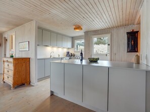 Kylskåp, mikrovågsugn, ugn och diskmaskin