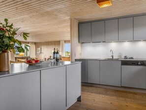 ثلاجة، ميكروويف، فرن، غسالة أطباق