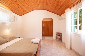 1 bedroom, iron/ironing board, travel cot, free WiFi - Anna: Charming Corfu Apartment - Cozy for Couples, Sea Views, WiFi (Saint Stephanos N/E)