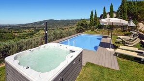 A hot tub and a swimming pool with lounge chairs and umbrellas, surrounded by a scenic landscape. - Gorgeous home in Castiglion Fiorentino (Castiglion Fiorentino)