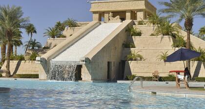 What happens in Vegas…
Great for family or two couples for a week getaway.