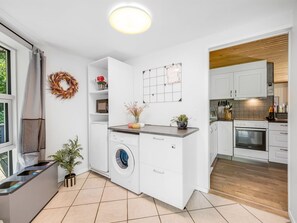 Kühlschrank, Mikrowelle, Ofen, Geschirrspüler