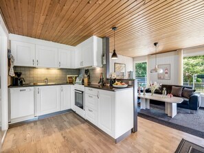 Kylskåp, mikrovågsugn, ugn och diskmaskin