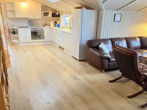 Fridge, microwave, dishwasher, cookware/dishes/utensils