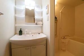 Sèche-cheveux, serviettes fournies, savon, shampoing