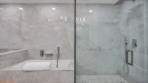 Ducha, secador de pelo, toallas y jabón