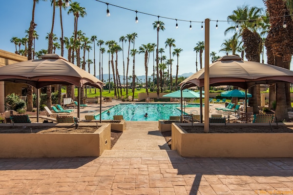 Una piscina al aire libre, una piscina climatizada