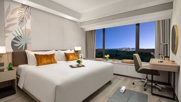 Apartamento luxo, 2 quartos | 2 quartos, escrivaninha, espaço de trabalho para notebook