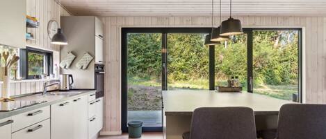 Refrigerador, microondas, lavavajillas y utensilios de cocina