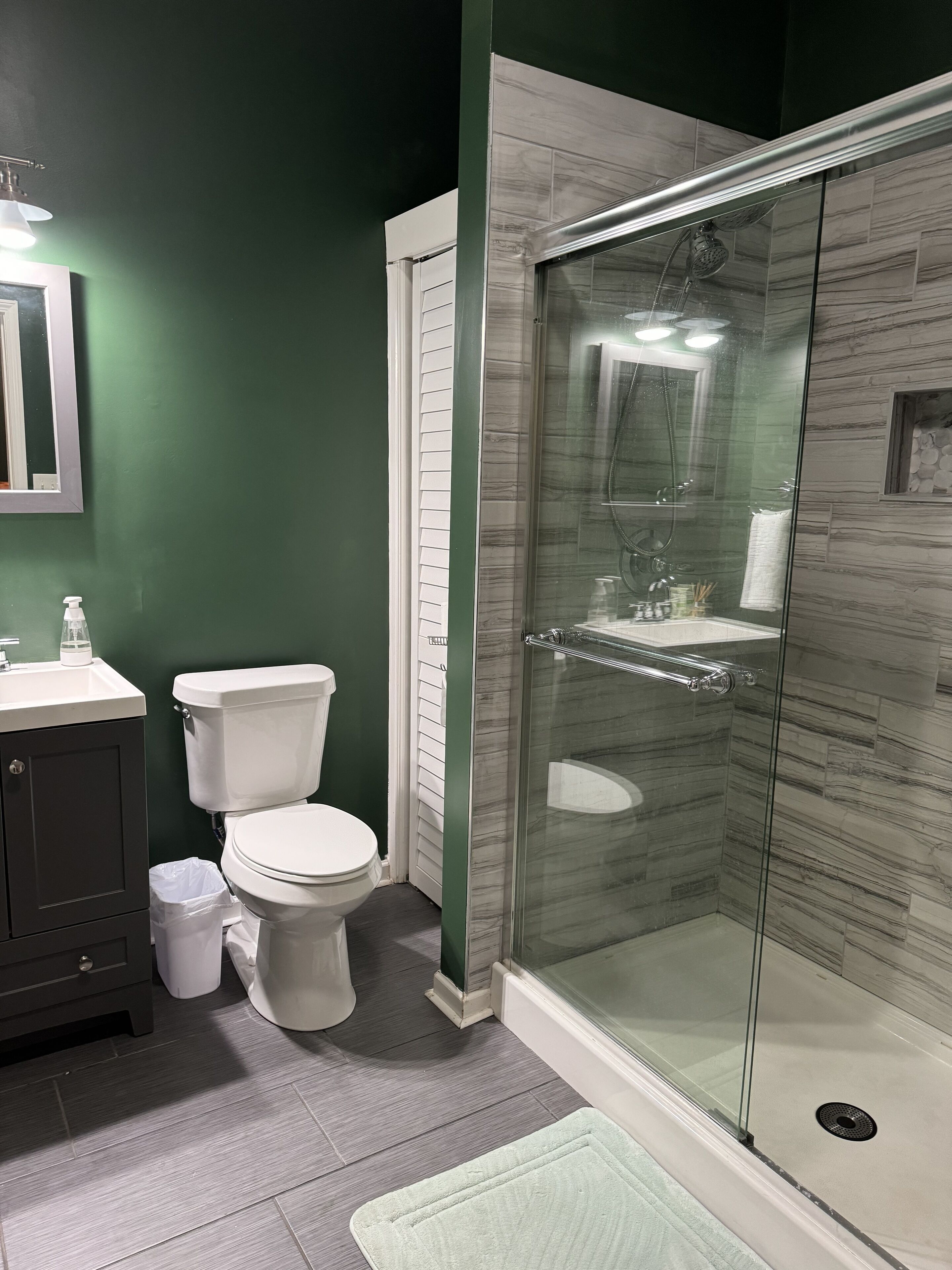 Een douche, handdoeken, zeep, shampoo