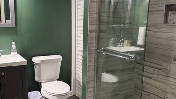 Een douche, handdoeken, zeep, shampoo