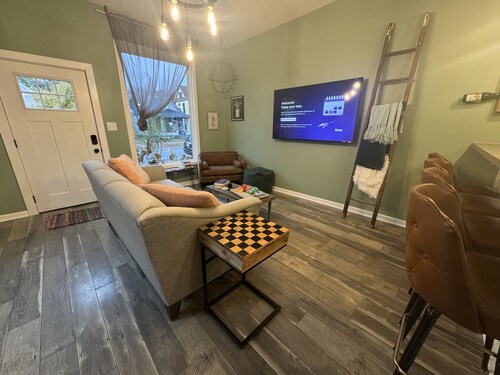 Charming 1920’s shotgun in southern Indiana, minutes from downtown Louisville