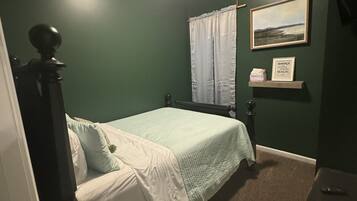 3 slaapkamers, een strijkplank/strijkijzer, gratis wifi, beddengoed