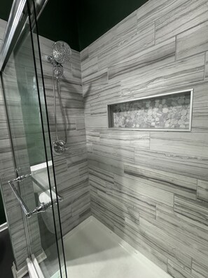 Shower, towels, soap, shampoo - Charming 1920’s shotgun in southern Indiana, minutes from downtown Louisville  (New Albany)