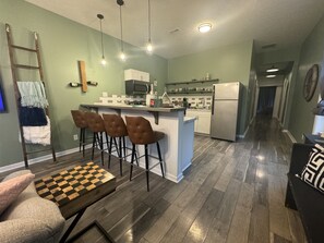 Réfrigérateur, four à micro-ondes, un four, surface de cuisson