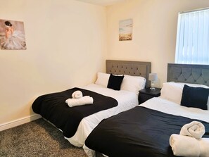 2 bedrooms, desk, iron/ironing board, free WiFi - Luxury house for 6 next to Anfield stadium (Liverpool)