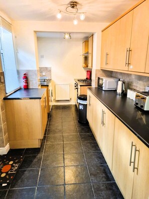 Fridge, microwave, oven, electric kettle - Luxury house for 6 next to Anfield stadium (Liverpool)