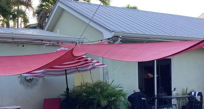 Uptown quiet cottage close to beaches, restaurant & shopping.