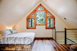 4 bedrooms, desk, iron/ironing board, travel crib