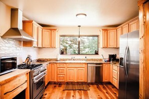 冷蔵庫、電子レンジ、オーブン、コンロ