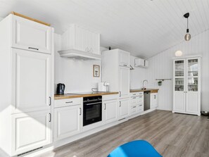 Fridge, microwave, dishwasher, cookware/dishes/utensils