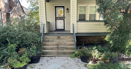 Relaxing hot and beautiful 4 bed, 2 baths in peaceful area