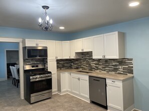 Private kitchen - Relaxing hot and beautiful 4 bed, 2 baths in peaceful area (Chicago)