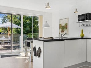 Fridge, microwave, dishwasher, cookware/dishes/utensils